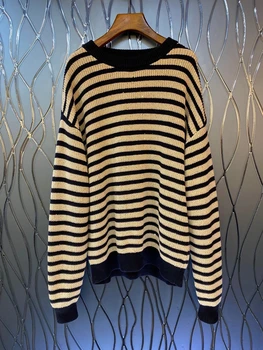2023 новый женский модный свитер свободной вязки с длинными рукавами в сексуальную повседневную черно-белую полоску с открытыми плечами 0908